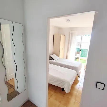 Agradable Adosado Con Terraza Y Piscina בית נופש