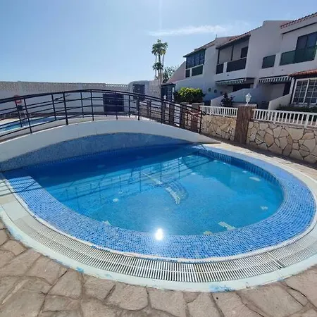 Agradable Adosado Con Terraza Y Piscina Feriehus