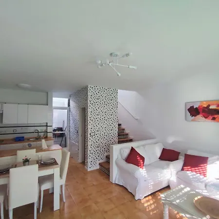 Agradable Adosado Con Terraza Y Piscina بيت للعطل